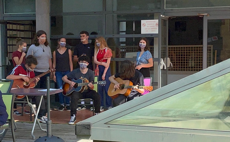 Les élèves de l'option Musique du lycée A. Maurois, Elbeuf au rectorat site de Rouen