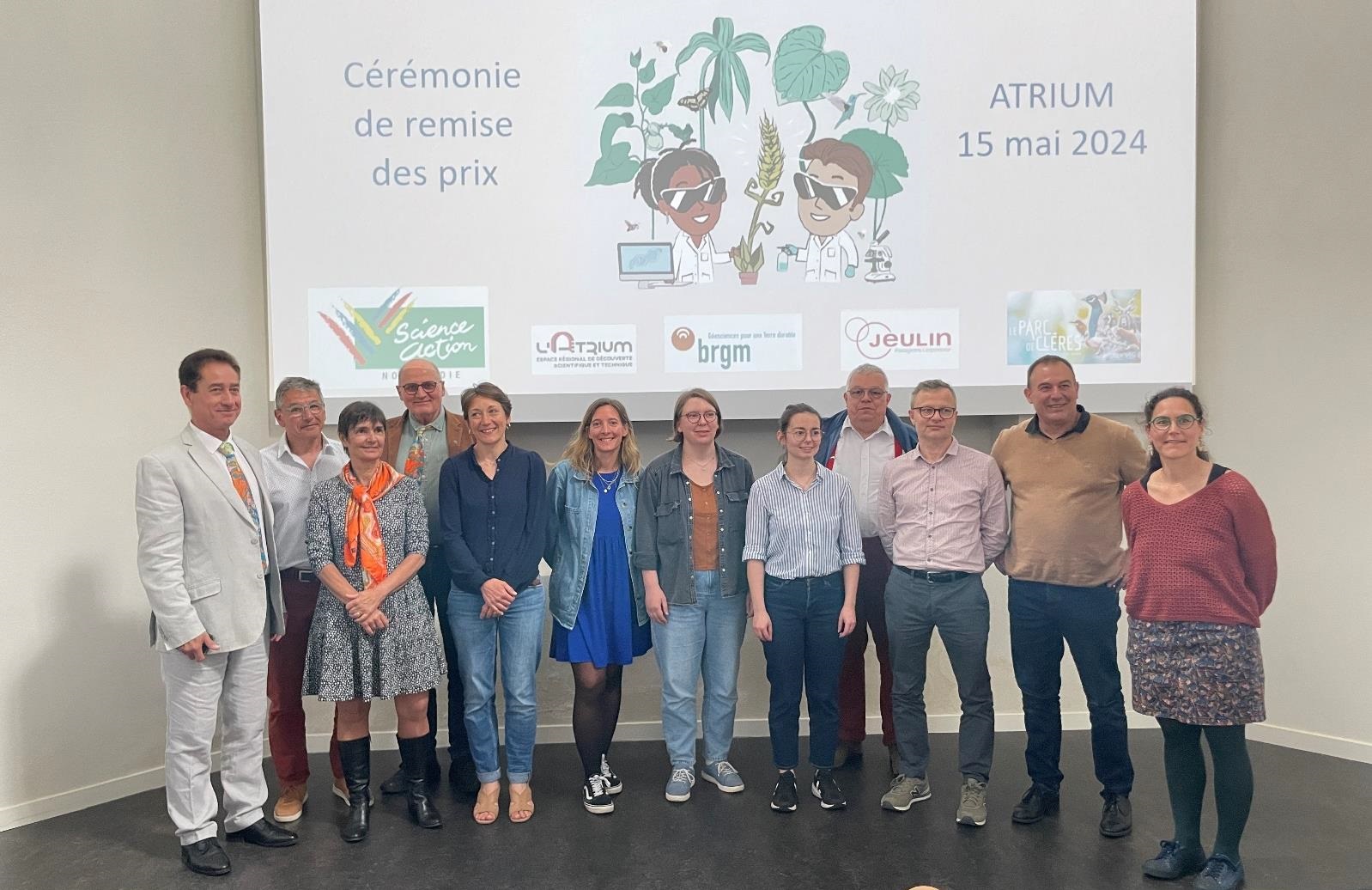 Les partenaires et membres du jury 2024 (De droite à gauche : Mme Boigontier du parc de Clères, M. Rocher et Nore de l’entreprise Jeulin, M. Le Jan professeur, Mme Sagnimorte du BRGM, Mme Chopin de SAN, Mme Denorme de SAN et marraine des OAB, Mme Remmeau professeure, M. Macquet du CBGA, Mme Larose et M. Hequet professeurs, M. Bellamy inspecteur d’académie président de jury).