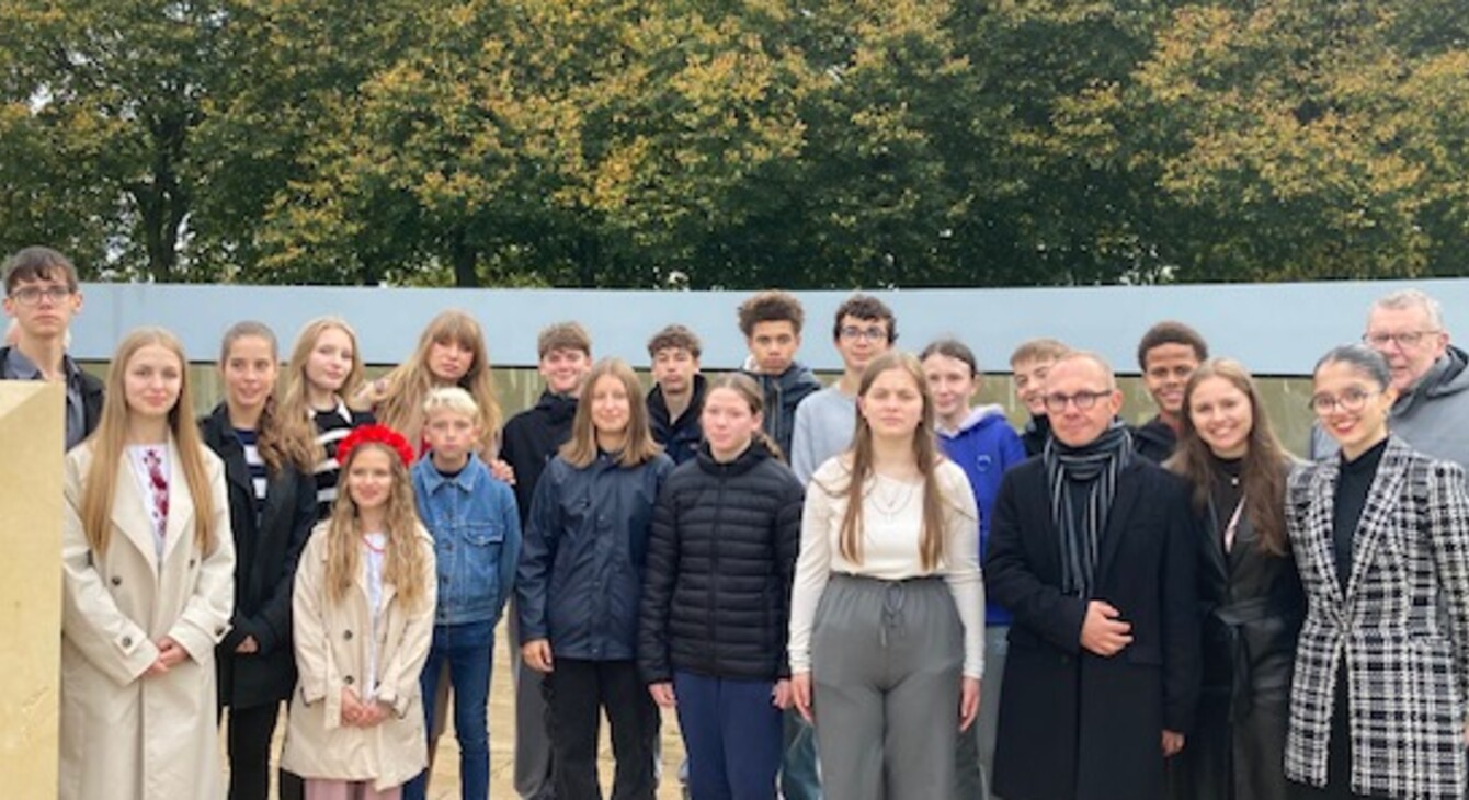 Photo avec les élèves et leur professeur