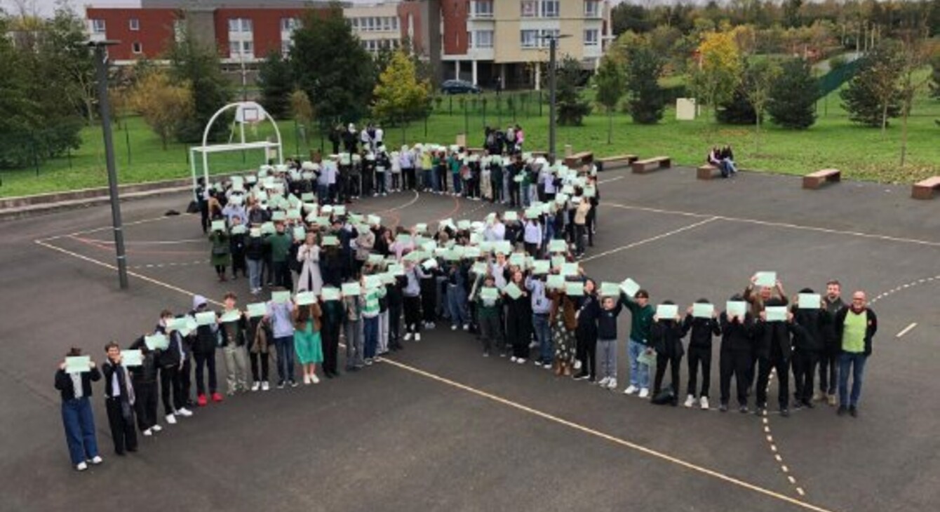 ruban d'humains, élèves du lycée Rabelais