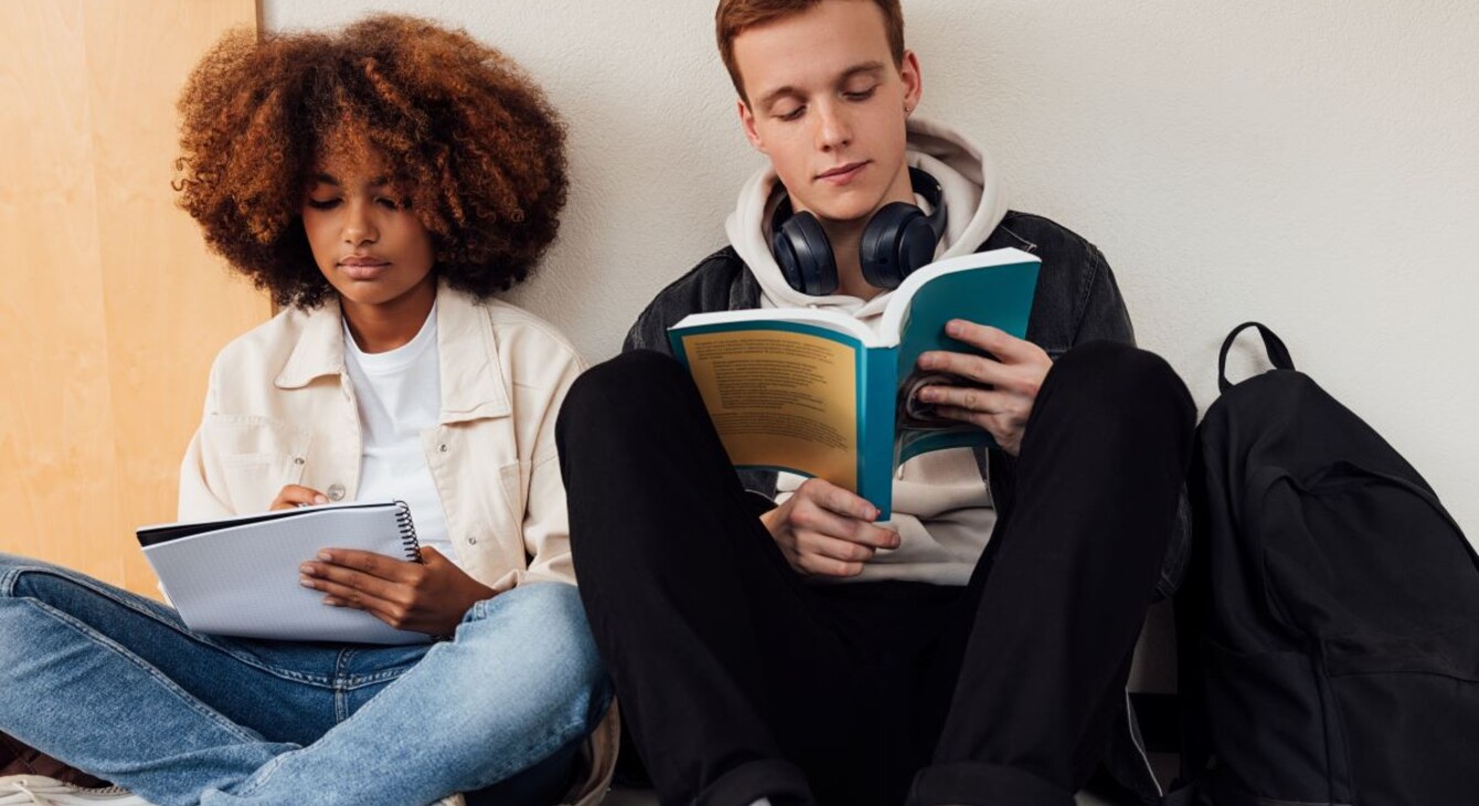 Adoslescents en train de lire