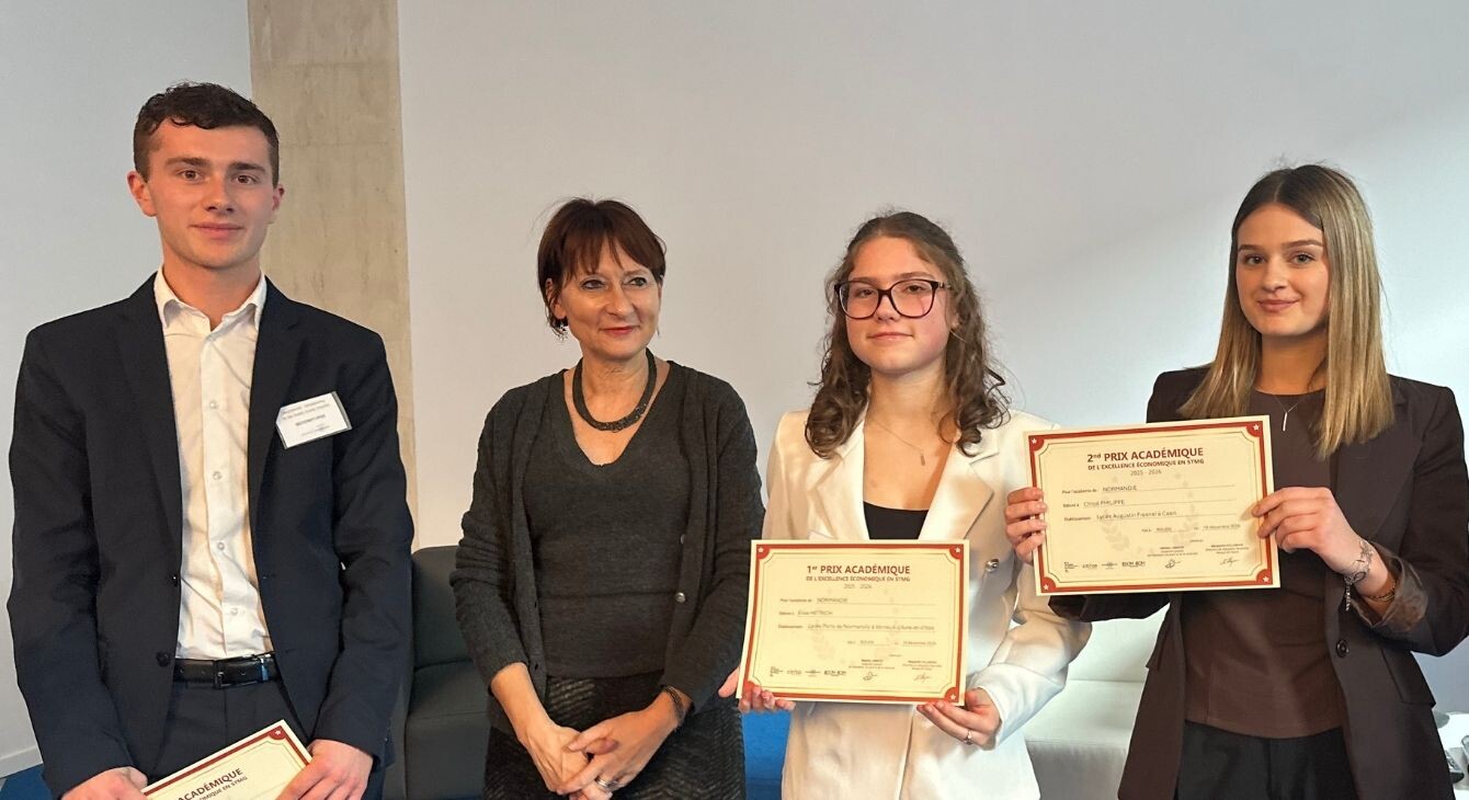 Photo de groupe des lauréats du prix de l'Excellence Économique avec la rectrice de l'académie de Normandie
