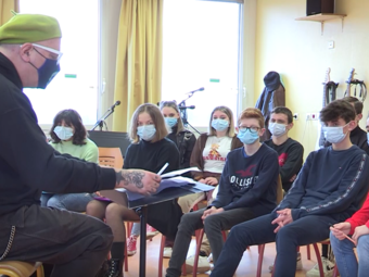 Les élèves du collège René Coty en atelier d'écriture avec l'artiste Sanseverino