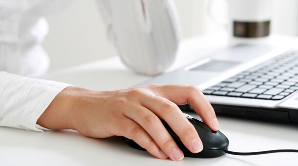 Personne utilisant une souris d'ordinateur