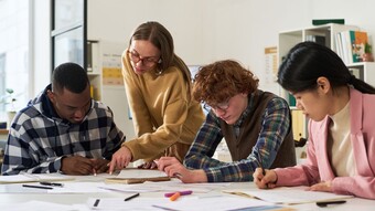 Elèves conseillés par une enseignante