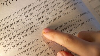 Lecture difficile d'un texte dont les caractères ne sont pas reconnaissables