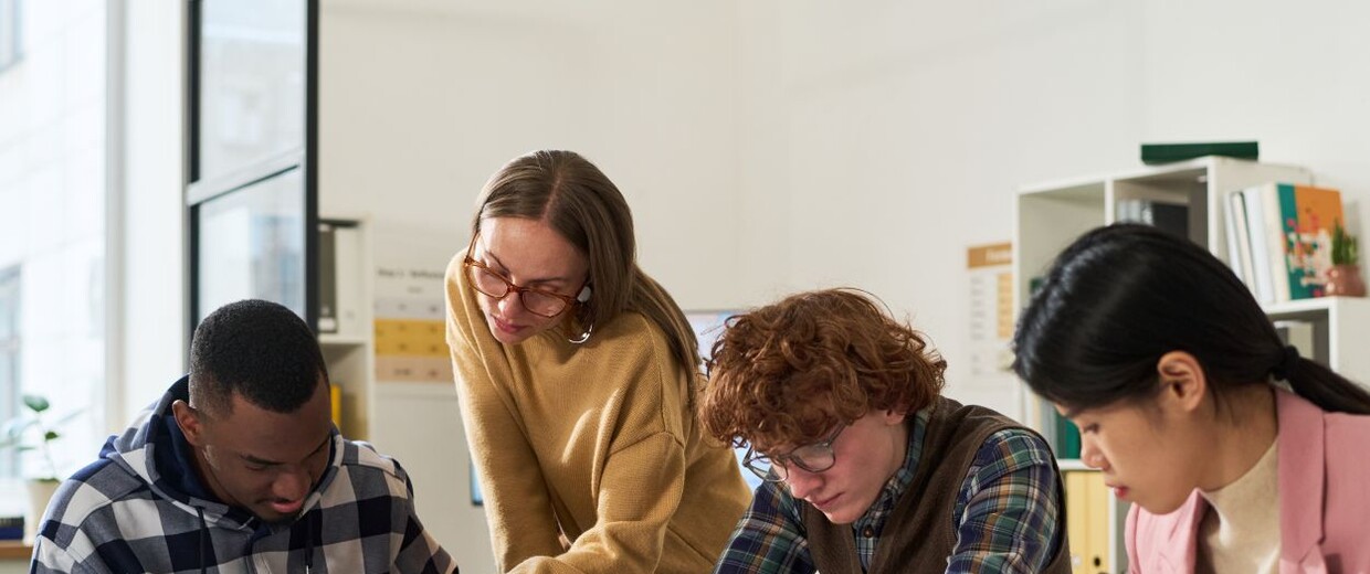 Elèves conseillés par une enseignante